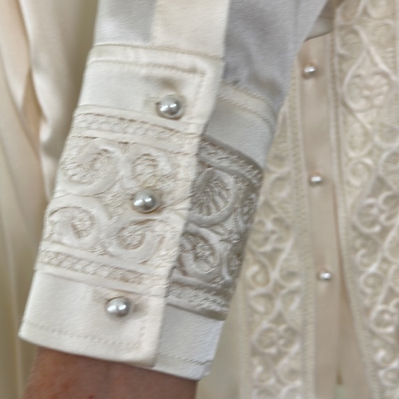 St John Evening Cream Silk Blouse. Sz 10 - Picture 3 of 6